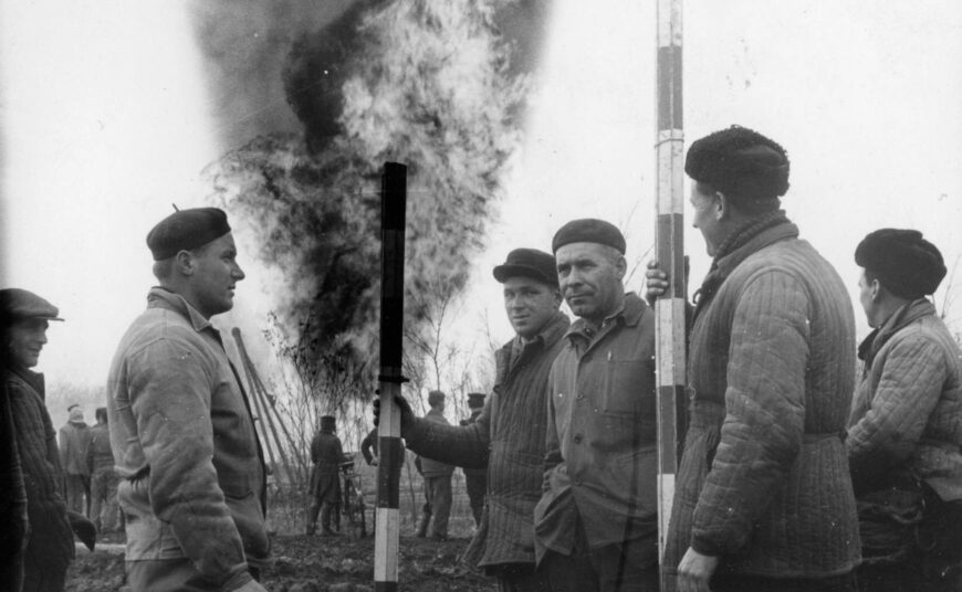 01_A DÁV dolgozói is segítettek a mentésben - a kép bal szélén Rizsányi János áll A DÁV dolgozói is segítettek a mentésben – a kép bal szélén Rizsányi János áll