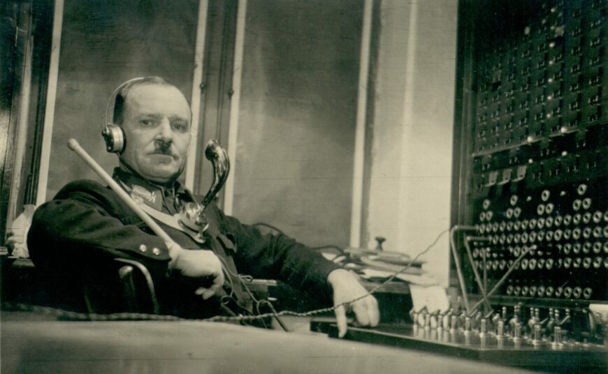 Dézsi János őrmester a Ménesbirtok telefonközpontjában Dézsi János őrmester a Ménesbirtok telefonközpontjában